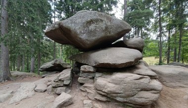 Głaz, który bez problemu wprawisz w ruch. To fenomen w Górach Izerskich