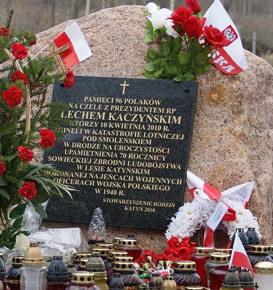Głaz z tablicą upamiętniającą katastrofę smoleńską /Archiwum RMF FM