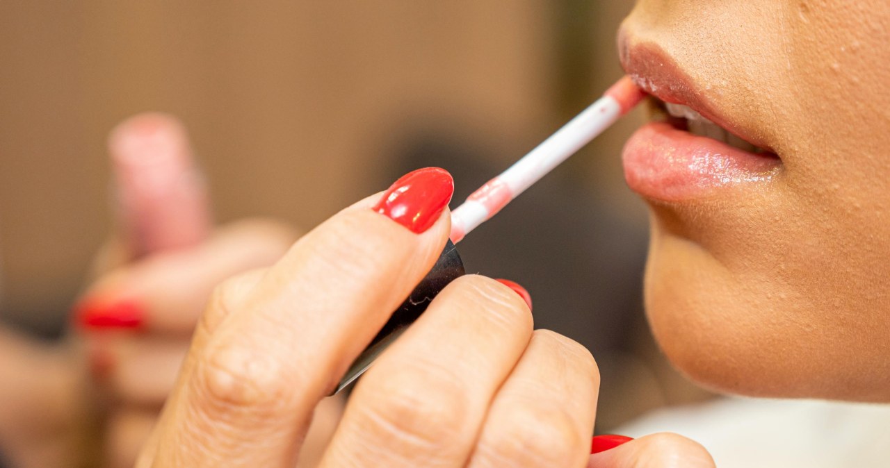 Glazed lips to prosty efekt, który nie pozostawia lepkości na ustach /Jonas Wilson /pexels.com