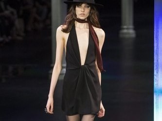 Głębokie dekolty podbijają paryskie wybiegi /EPA/ETIENNE LAURENT /PAP