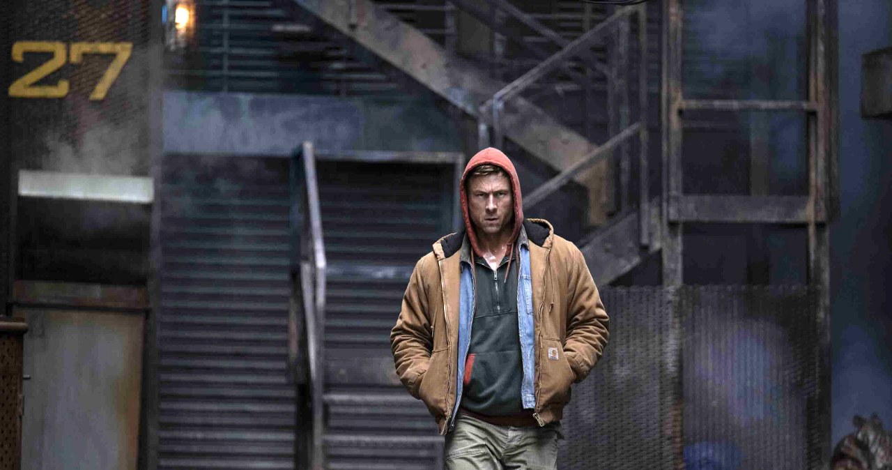 Glen Powell w filmie "Uciekinier" /Album Online /East News