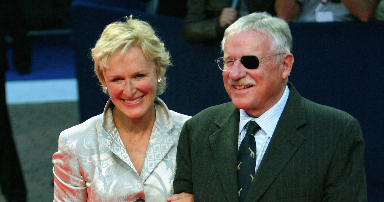 Glenn Close ze swoim ojcem na premierze filmu "Co jest grane" w 2004 roku / Bruno Vincent /Getty Images