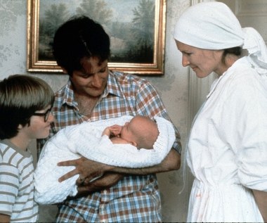 Glenn Glose zaczynała aktorską karierę na Broadwayu w “Love for Love” w roku 1974. W 1980, za rolę w broadwayowskim musicalu “Barnum” była nominowana do nagrody Tony, a trzy statuetki zdobyła za występy w: “The Real Thing”, “Śmierć i Dziewczyna” oraz “Sunset Boulevard”. 

Pierwszą kinową rolą Close był występ w filmie "Świat według Garpa" (1982, na zdjęciu). Aktorka wcieliła się w matkę granego przez Robina Williamsa tytułowego bohatera, mimo że była tylko 4 lata starsza od swego ekranowego partnera. Kinowy debiut przyniósł Close pierwszą nominację do Oscara (dla najlepszej aktorki drugoplanowej).
