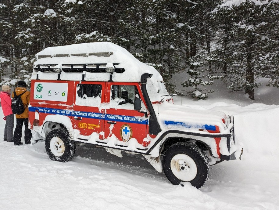 Zjechał pontonem po śniegu, uderzył w drzewa. Interwencja TOPR