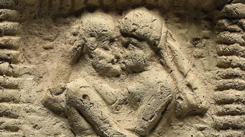 Gliniana tabliczka z Mezopotamii, datowana na około 1800 rok p.n.e., przedstawia całującą się nagą parę /MUZEUM BRYTYJSKIE/CC BY-SA 4.0 /