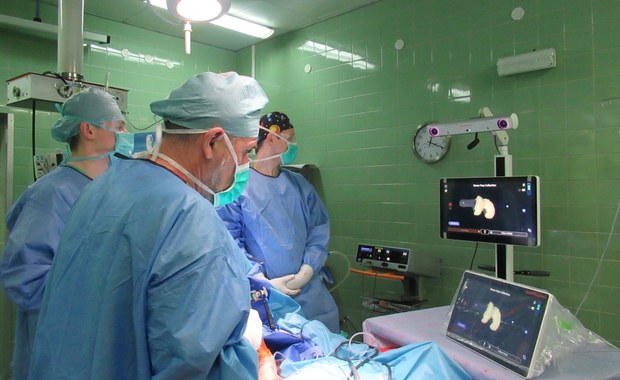 Gliwiccy ortopedzi operują przy pomocy robota