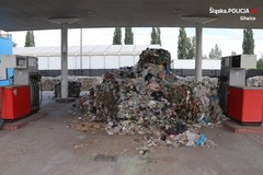 Gliwice: Nielegalne składowisko odpadów na nieczynnej stacji benzynowej