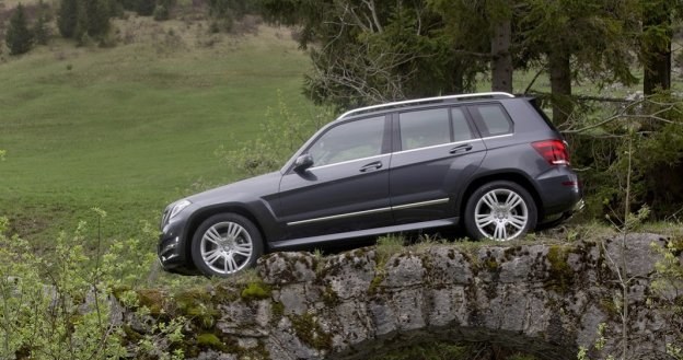 GLK (oznaczenie X204) zadebiutował w 2008 roku, a w 2012 został poddany modernizacji. Na rynku konkuruje m.in. z Audi Q5, BMW X3 oraz Volvo XC60. /Mercedes