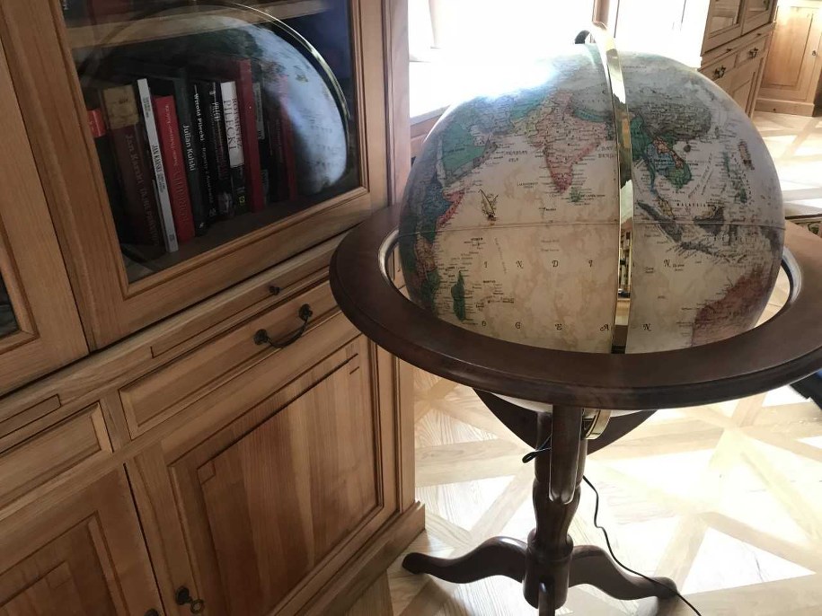 Globus w bibliotece Pałacu Prezydenckiego /Michał Dobrołowicz /RMF FM