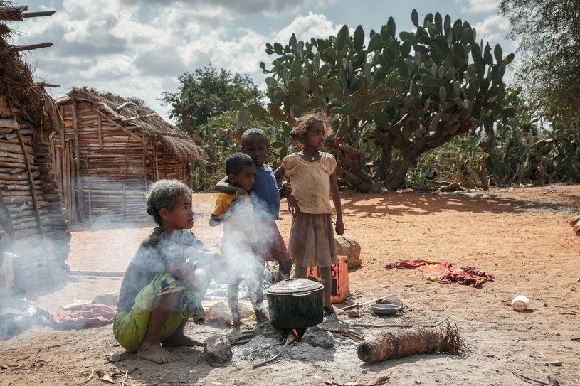 Głodujące dzieci na Madagaskarze (zdjęcie ilustracyjne). /RIJASOLO  /AFP