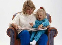 Głośne czytanie dzieciom sprawia, że potem samodzielnie sięgają po ksiażki /MWMedia