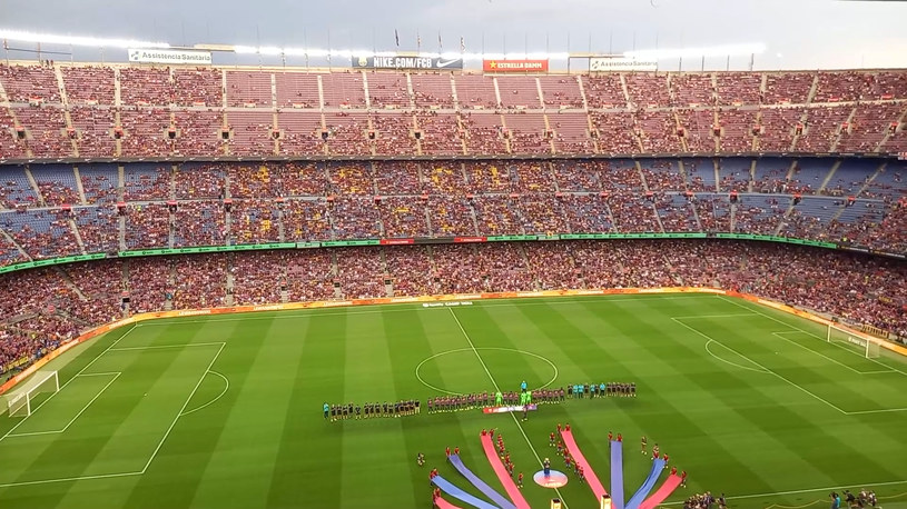 Głośne owacje dla zawodników Barcelony przed meczem o Puchar Gampera. WIDEO