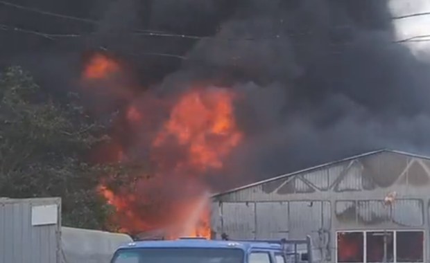 Głośny wybuch i słup czarnego dymu nad Chersoniem [ZAPIS RELACJI]