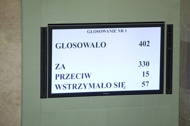 Głosowanie posłów sprawdzające kworum na sali obrad podczas drugiego dnia posiedzenia Sejmu / 	Leszek Szymański    /PAP