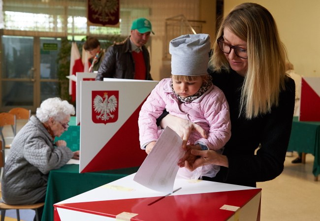 Głosowanie trwa do godz. 21 /Adam Warżawa /PAP