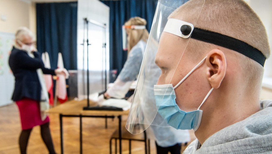 Głosowanie w Aleksandrowie Kujawskim /\Tytus Żmijewski /PAP