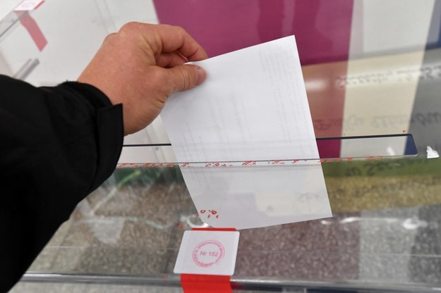 Głosowanie w jednej z komisji wyborczych w Szczecinie / 	Marcin Bielecki    /PAP