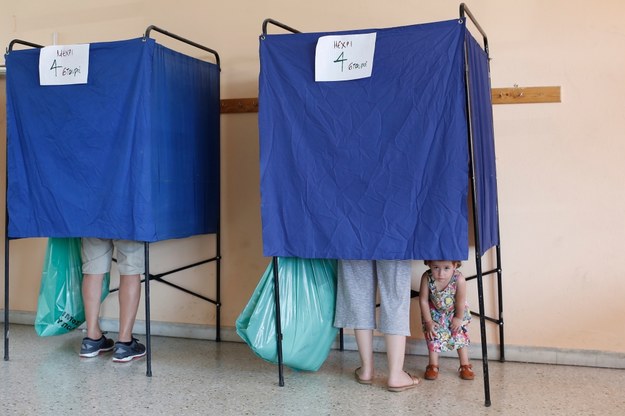 Głosowanie w jednym z lokali wyborczych w Atenach /KOSTAS TSIRONIS /PAP/EPA