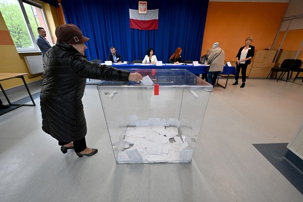 Głosowanie w jednym z lokali wyborczych w Kielcach /Piotr Polak /PAP