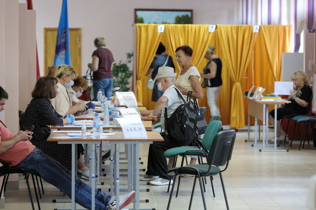 Głosowanie w jednym z lokali wyborczych w Mińsku /Anna Ivanova /PAP