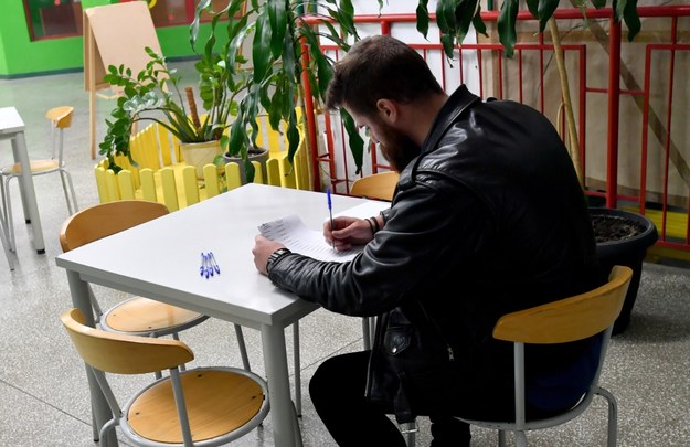 Głosowanie w jednym z lokali wyborczych w Szczecinie / 	Marcin Bielecki    /PAP