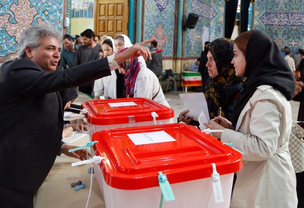 Głosowanie w jednym z lokali wyborczych w Teheranie /PAP/EPA/ABEDIN TAHERKENAREH /PAP/EPA
