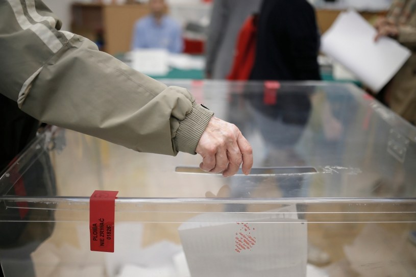 Głosowanie w jednym z lokali wyborczych w Warszawi /PAP