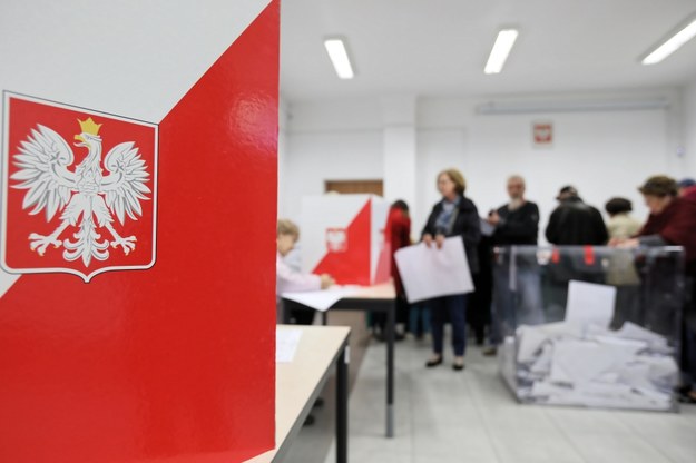 Głosowanie w jednym z lokali wyborczych w Warszawie /Leszek Szymański /PAP