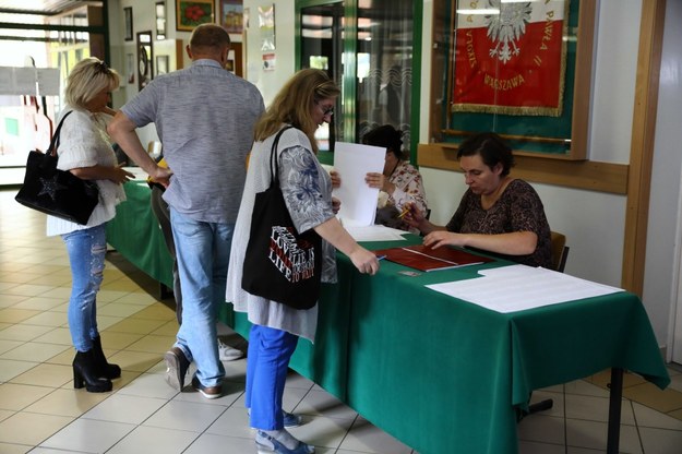 Głosowanie w jednym z lokali wyborczych w Warszawie /Rafał Guz /PAP