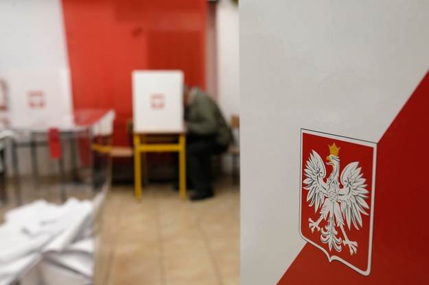 Głosowanie w jednym z lokali wyborczych w Warszawie / 	Leszek Szymański    /PAP