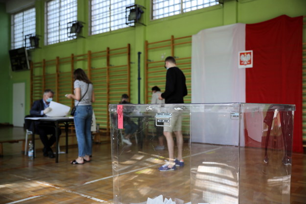 Głosowanie w jednym z lokali wyborczych w Warszawie / 	Leszek Szymański    /PAP