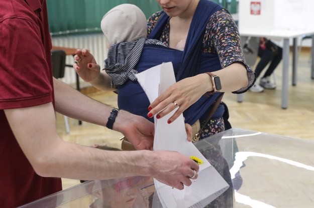 Głosowanie w jednym z lokali wyborczych w Warszawie /Tomasz Gzell /PAP