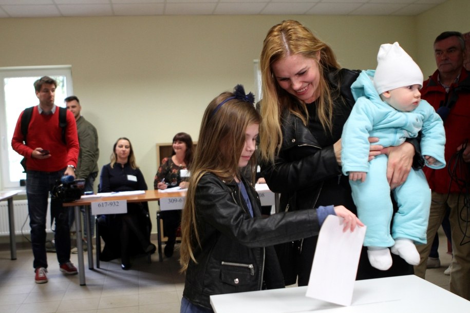 Głosowanie w jednym z lokali wyborczych w Wilnie /	VALDA KALNINA /PAP/EPA