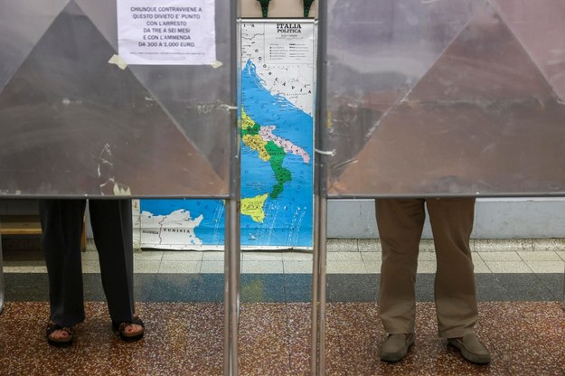 Głosowanie w jednym z włoskich lokali wyborczych /IGOR PETYX /PAP/EPA