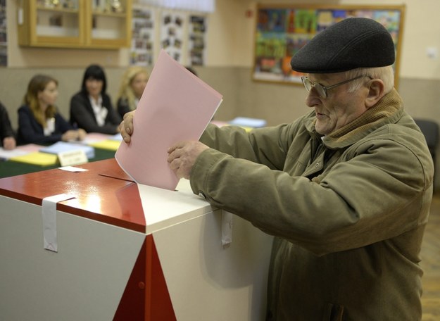 Głosowanie w lokalu obwodowej komisji wyborczej nr 1 w Krasiczynie na Podkarpaciu /Darek Delmanowicz /PAP