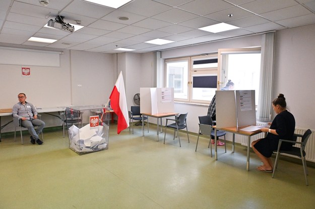Głosowanie w lokalu wyborczym na terenie Uniwersyteckiego Szpitala Klinicznego we Wrocławiu / 	Maciej Kulczyński    /PAP