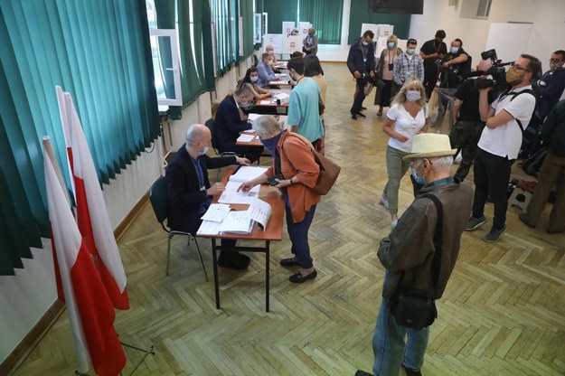 Głosowanie w lokalu wyborczym na warszawskim Żoliborzu / 	Tomasz Gzell    /PAP