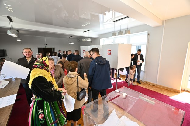 Głosowanie w lokalu wyborczym w Głuchowie koło Rawy Mazowieckiej /Grzegorz Michałowski /PAP