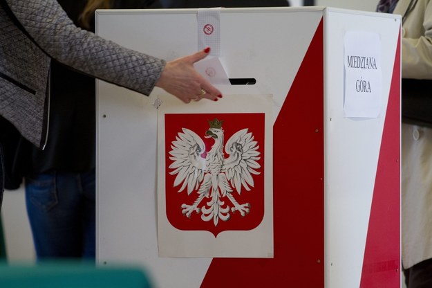 Głosowanie w lokalu wyborczym w Miedzianej Górze / 	Michał Walczak      /PAP