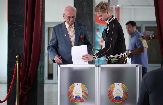 Głosowanie w lokalu wyborczym w Mińsku /TATYANA ZENKOVICH  /PAP/EPA