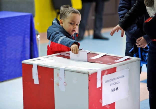 Głosowanie w lokalu wyborczym w Publicznej Szkole Podstawowej nr 4 w Radomiu /Marcin Obara /PAP