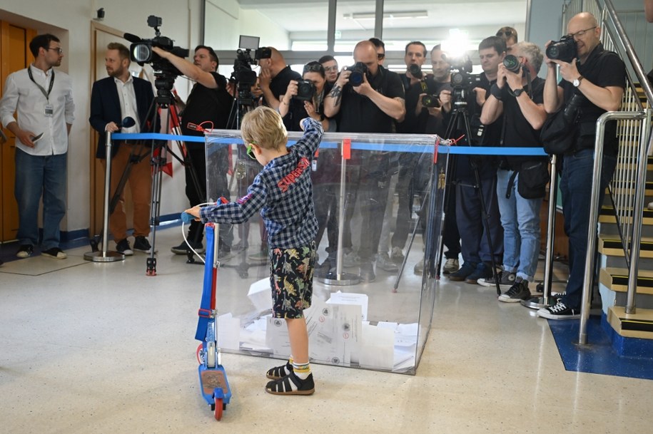 Głosowanie w lokalu wyborczym w Sopocie /Adam Warżawa /PAP