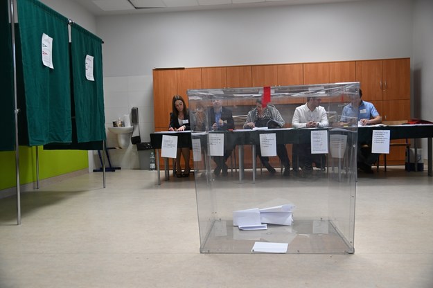 Głosowanie w lokalu wyborczym w Szczecinie /Marcin Bielecki /PAP