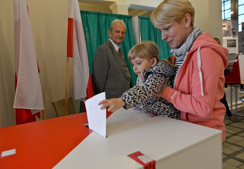 Głosowanie w lokalu wyborczym w Warszawie /Marcin Obara /PAP