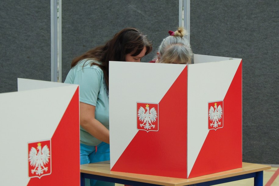 Głosowanie w lokalu wyborczym w Warszawie /PAP/Paweł Supernak /PAP/EPA