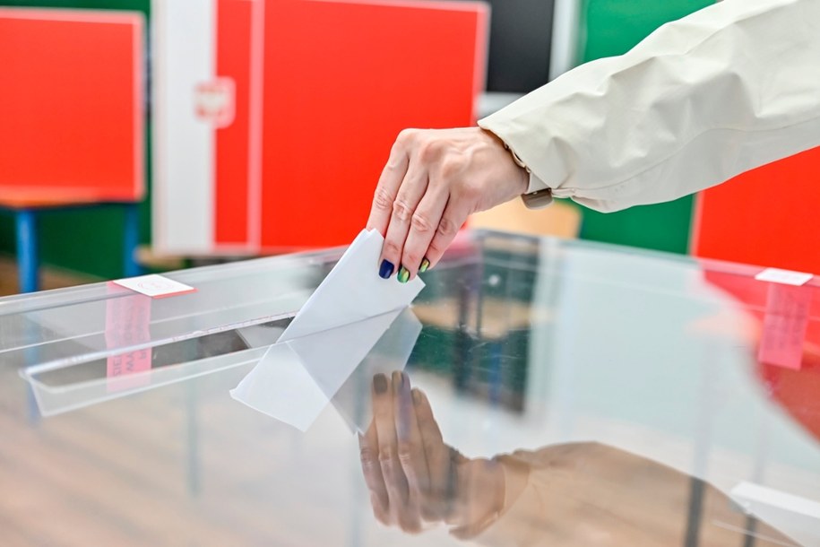 Głosowanie w lokalu wyborczym (zdjęcie poglądowe) /Shutterstock