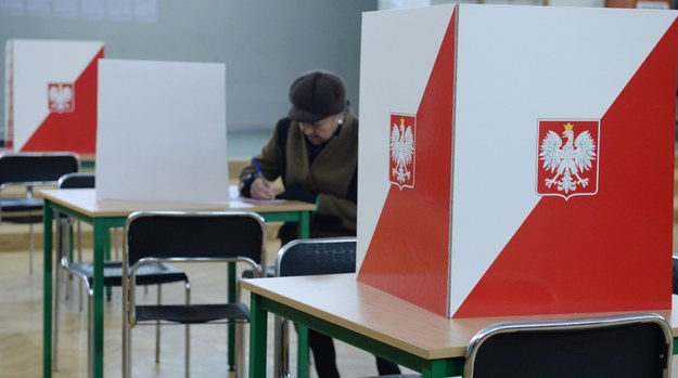 Głosowanie w obwodowej komisji wyborczej nr 572 w Warszawie /Jacek Turczyk /PAP