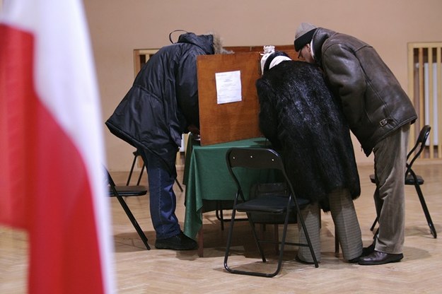 Głosowanie w Obwodowej Komisji Wyborczej /Adam Warżawa /PAP