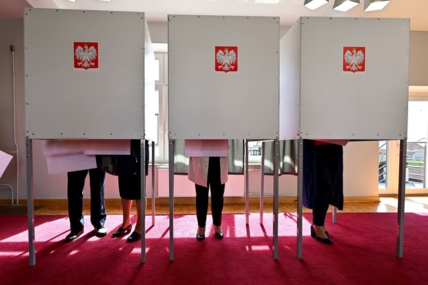 Głosowanie w pierwszej turze wyborów samorządowych /Grzegorz Michałowski /PAP