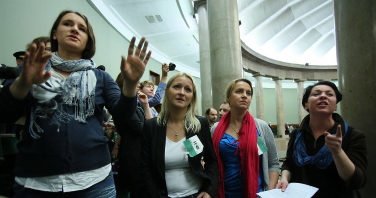 Głosowanie ws. referendum: Dzieci i transparenty w Sejmie